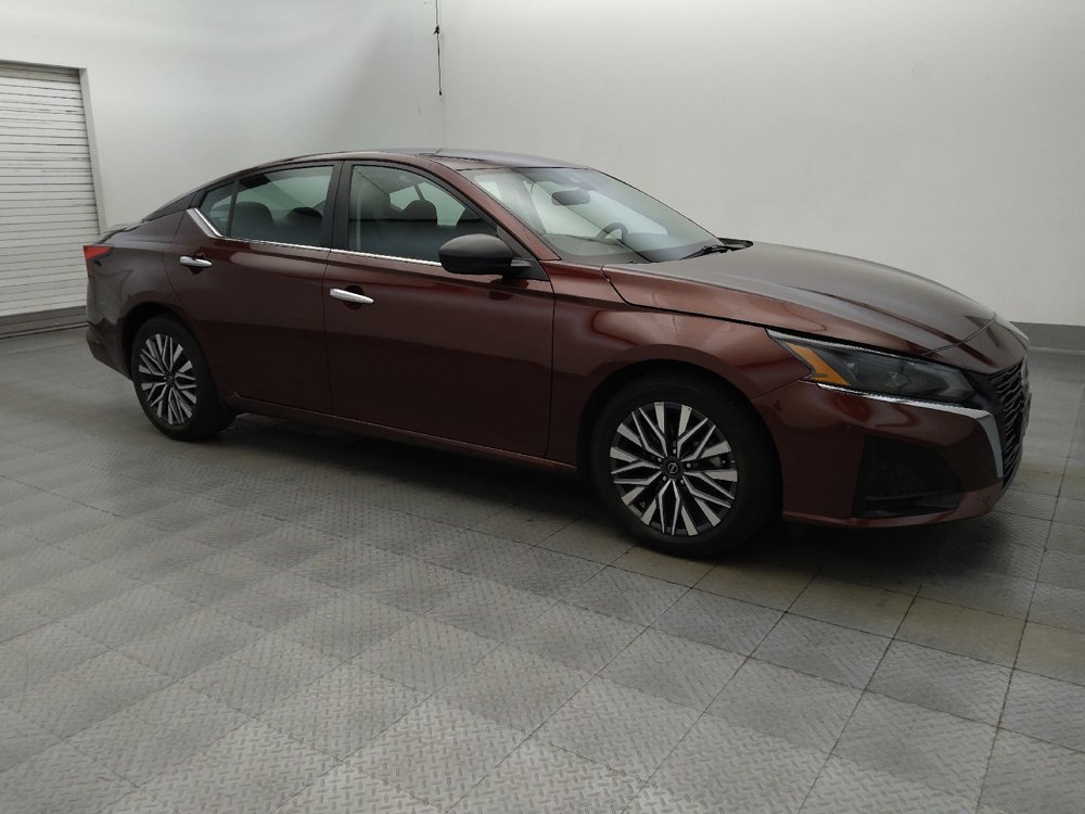 Used 2025 Nissan Altima 2.5 SV FWD image 11