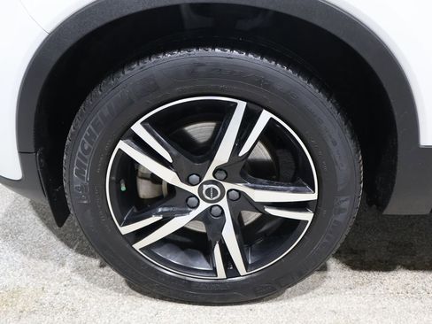 Used 2023 Volvo XC40 B5 Core image 8