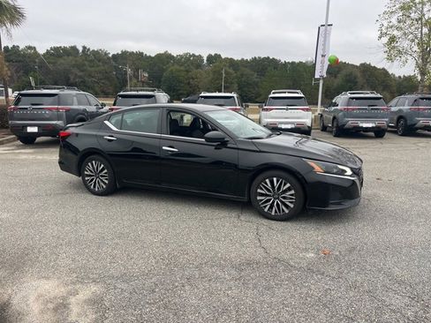 Used 2024 Nissan Altima 2.5 SV image 1