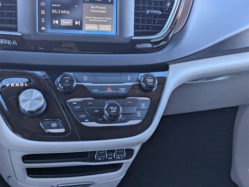 Used 2022 Chrysler Voyager LX image 20