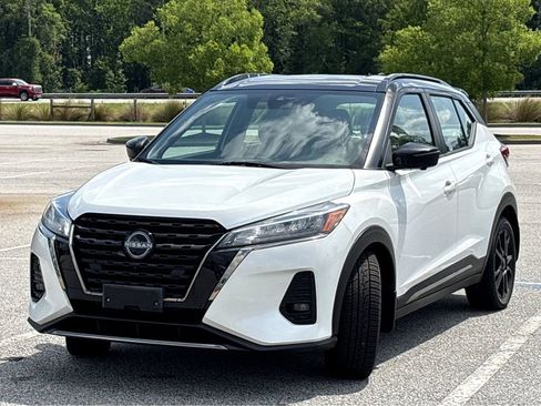 Used 2023 Nissan Kicks SR w/ SR Premium Package FWD image 3