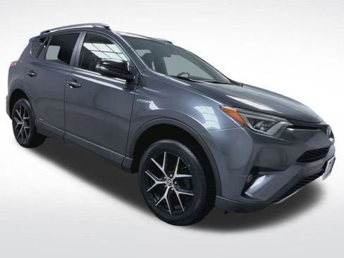 Used 2018 Toyota RAV4 SE image 2