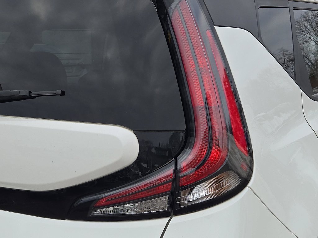 Used 2023 Kia Soul S FWD image 11