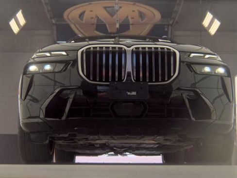Used 2024 BMW X7 xDrive40i w/ M Sport Package AWD/4WD image 3