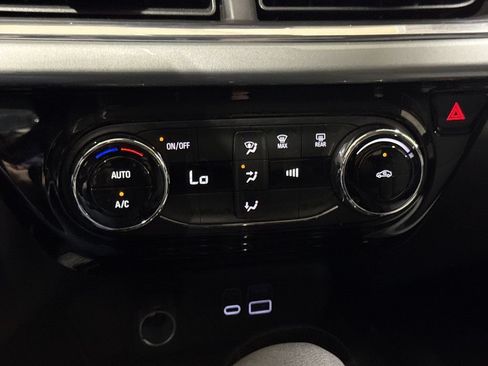 Used 2025 Chevrolet Trax LT FWD image 16