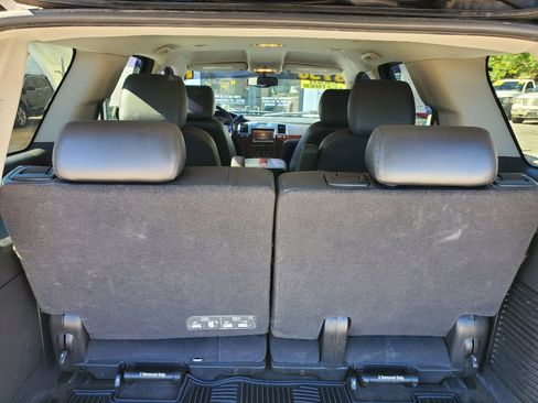 Used 2011 Cadillac Escalade 2WD image 28