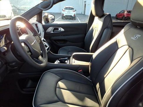 New 2026 Chrysler Pacifica Limited w/ S Appearance Package FWD image 13