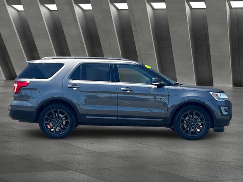 Used 2017 Ford Explorer XLT w/ Equipment Group 202A FWD image 3
