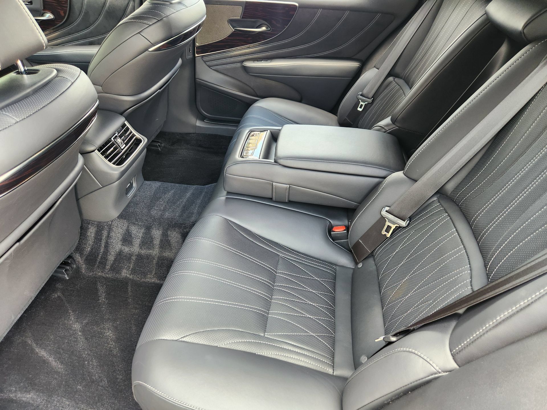 Used 2023 Lexus LS 500 w/ Interior Upgrade Package RWD image 31