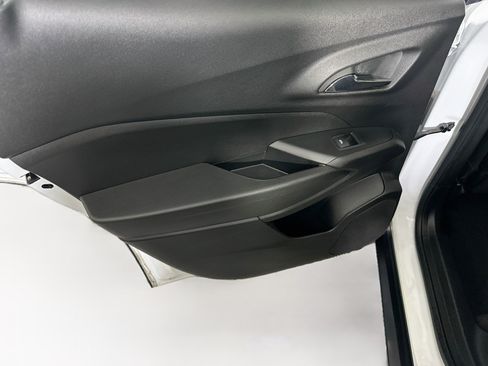 Used 2025 Chevrolet Trax LT FWD image 25