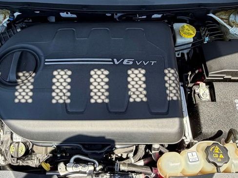 Used 2019 Jeep Cherokee Limited AWD/4WD image 8
