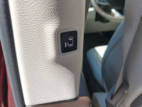 Used 2020 Chrysler Pacifica Touring-L w/ Advanced Safetytec Group FWD image 12