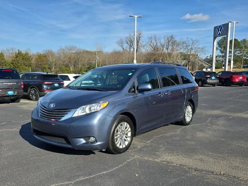 Used 2015 Toyota Sienna XLE image 3