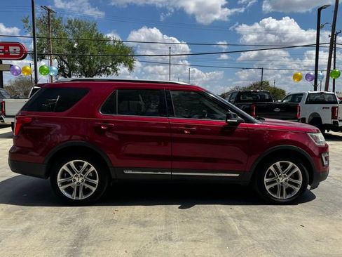 Used 2017 Ford Explorer XLT w/ Equipment Group 202A image 5