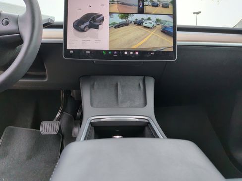 Used 2024 Tesla Model Y 2WD image 30