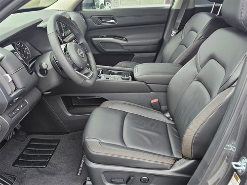 New 2025 Nissan Pathfinder SL w/ Lighting Package (N92) image 16