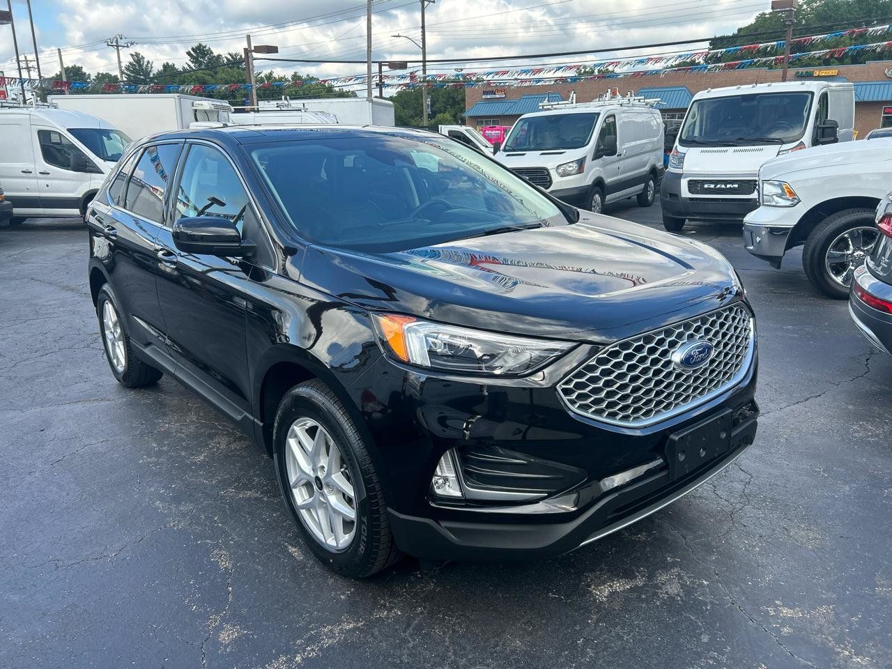 Used 2024 Ford Edge SEL w/ Convenience Package AWD/4WD image 3