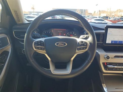 Used 2021 Ford Explorer XLT w/ Equipment Group 202A image 12