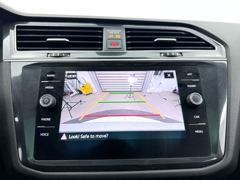 Used 2022 Volkswagen Tiguan SE w/ Panoramic Sunroof Package image 9