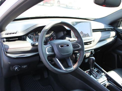 Used 2025 Jeep Compass Trailhawk AWD/4WD image 22