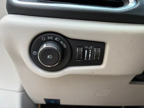 Used 2024 Chrysler Pacifica Limited FWD image 25