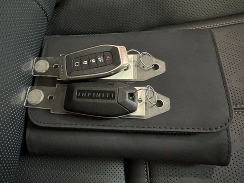 Used 2025 INFINITI QX80 Sensory image 33
