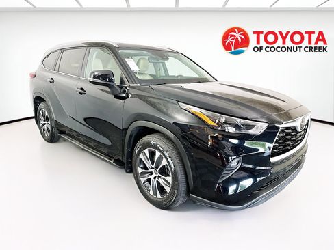 Used 2023 Toyota Highlander XLE AWD/4WD image 1