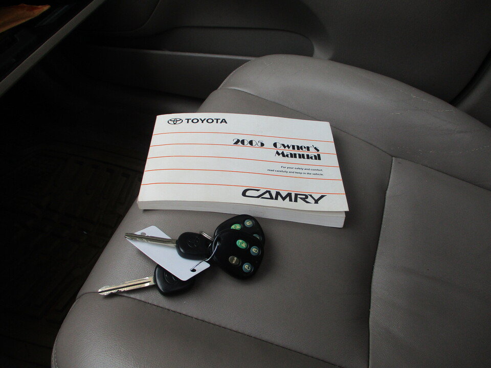 Used 2005 Toyota Camry XLE w/ VSC & Side Airbag Pkg FWD image 38