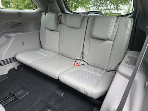 Used 2017 Toyota Highlander Plus FWD image 18