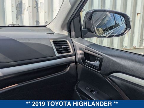 Used 2019 Toyota Highlander XLE FWD image 20