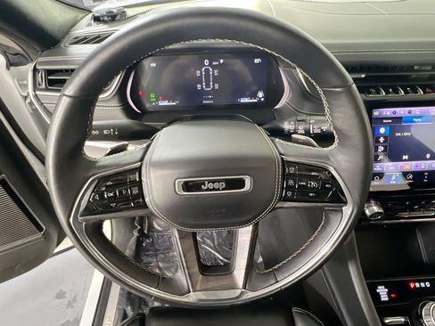 Used 2022 Jeep Grand Cherokee Overland w/ Luxury Tech Group IV AWD/4WD image 11