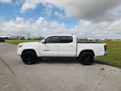 Used 2018 Toyota Tacoma SR5 RWD image 4