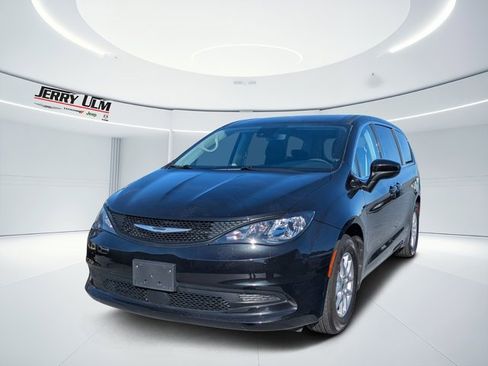 Used 2023 Chrysler Voyager LX image 6