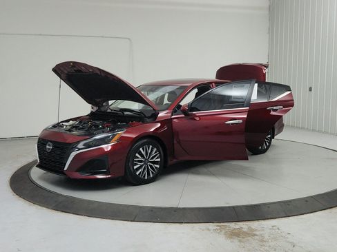 Used 2023 Nissan Altima 2.5 SV w/ SV Premium Package FWD image 12