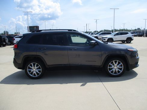 Used 2018 Jeep Cherokee Latitude FWD image 6