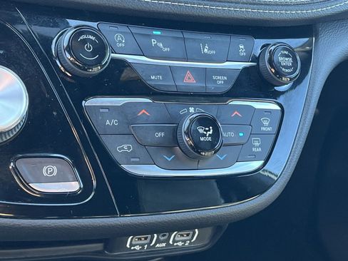 Used 2023 Chrysler Pacifica Touring-L w/ S Appearance Package image 20