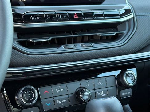 New 2026 Jeep Compass Latitude image 24