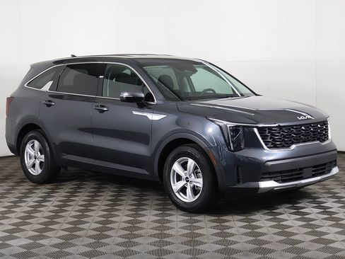 Used 2024 Kia Sorento LX FWD image 2