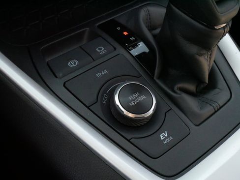 Certified 2024 Toyota RAV4 XLE image 28