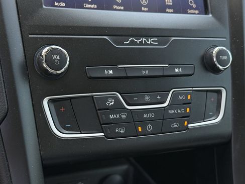 Used 2019 Ford Fusion SE w/ Equipment Group 151A FWD image 20