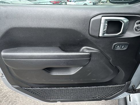 Used 2023 Jeep Gladiator Willys image 12