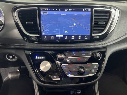 Certified 2025 Chrysler Pacifica Limited FWD image 15