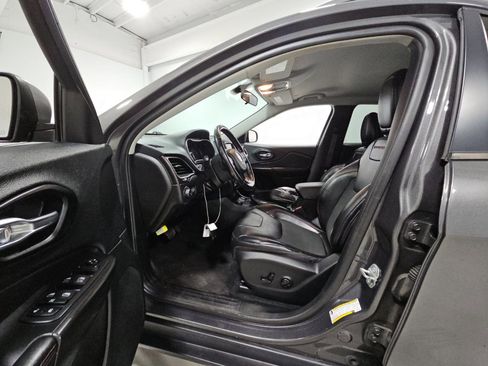 Used 2020 Jeep Cherokee Trailhawk w/ Cold Weather Group AWD/4WD image 5