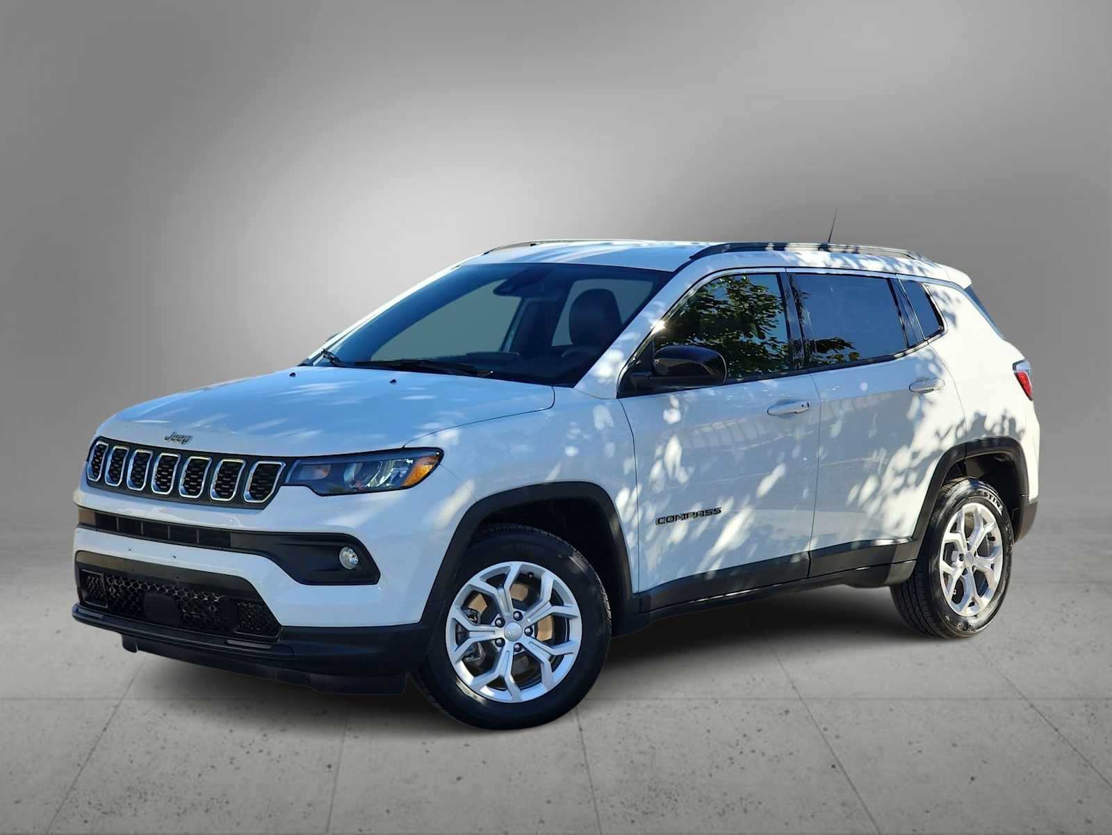 Used 2024 Jeep Compass Latitude AWD/4WD image 1