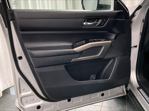 Used 2023 Nissan Pathfinder Platinum AWD/4WD image 9
