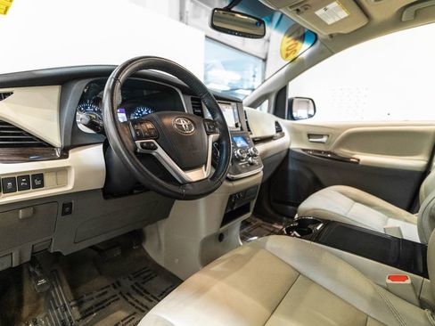 Used 2017 Toyota Sienna XLE w/ XLE Navigation Package AWD/4WD image 4