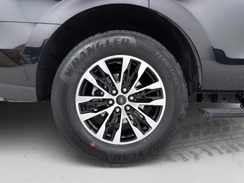 Used 2025 Ford Expedition Platinum image 23