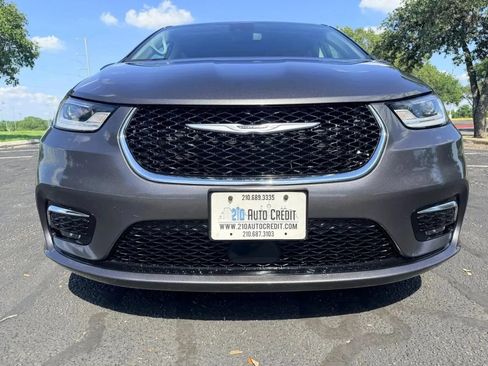 Used 2023 Chrysler Pacifica Touring-L FWD image 10