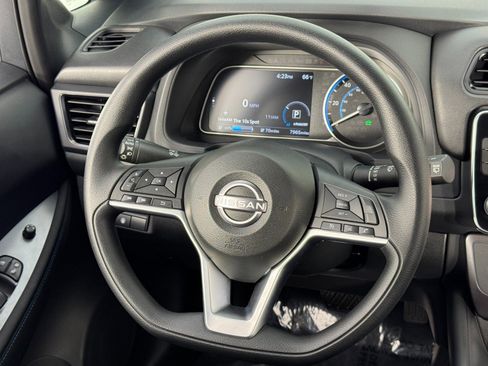 Used 2025 Nissan Leaf S image 17