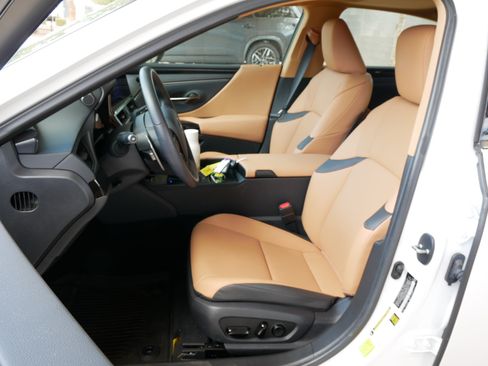 Used 2025 Lexus ES 350 FWD image 2